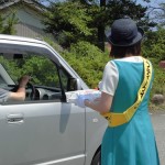 スイカを配るセーフティークイーン